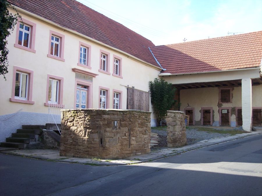 Historische Hausfassade mit Sandsteinsockel